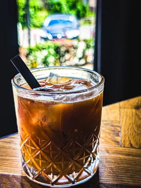 Masadaki buzlu portakallı kahve.