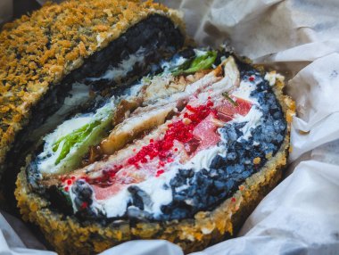 Pirinç çöreği, yılan balığı, nori ve sostan yapılmış suşi burgeri.