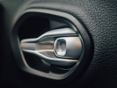 Arabanın içinde kapı kolu