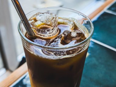 Bardakta servis edilen portakallı buzlu kahvenin yatay görüntüsü.