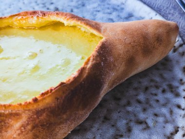 Taze Adjarian Khachapuri 'nin yatay fotoğrafı