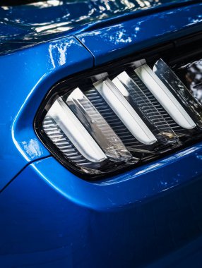 Parlak mavi kaslı arabanın arka lambasının ayrıntılı makrosu