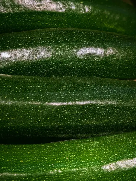 Taze yeşil kabakların yakın plan çekimi.