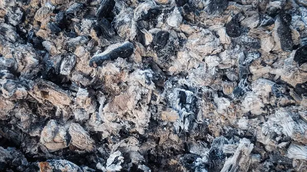 Yanmış odun ve külden oluşan soyut bir arkaplan