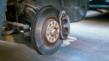 Paslı bir fren diski ve tekerleksiz bir arabanın kalibresi