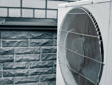 Sıcak bir yaz günü duvara beyaz bir klima monte edildi.