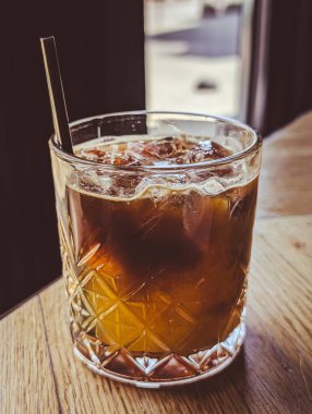 Portakallı buzlu kahvenin dikey fotoğrafı.