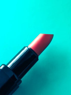 turkuaz arkaplanda kırmızı ruj