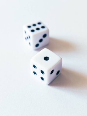 Merkezdeki ahşap zarlara yakın plan 1 ve 6 numarayı gösteriyor.