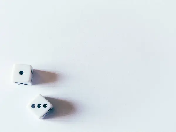 Beyaz arkaplanda 1 ve 3 numaralı zarlar