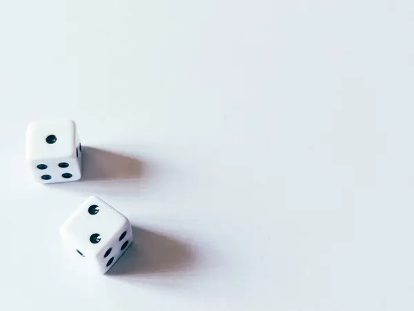 Beyaz arkaplanda 1 ve 2 numaralı zarlar