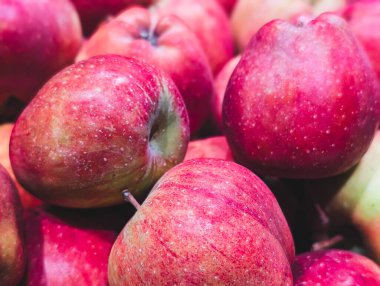 Canlı kırmızı ve sarı elma yığınlarının yakın plan çekimleri