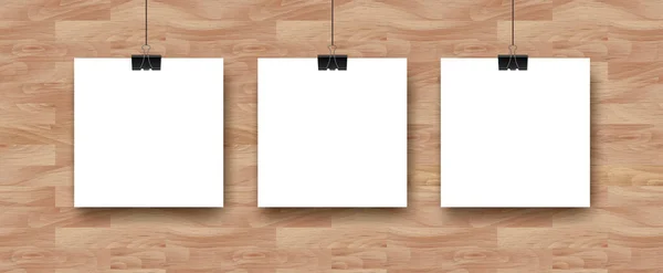Vektorový Mockup Třemi Bílými Čtvercovými Listy Papíru Plakáty Přírodním Dřevěném — Stockový vektor