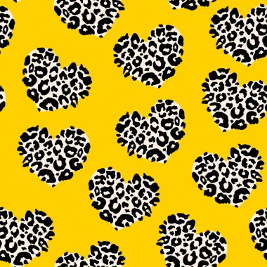 Soyut leopar kalpleri kusursuz desen. El çizimi sarı hayvan aşk izi, benekli kalp şeklinde. Moda baskısı, kumaş, tekstil, sevgililer günü dekorasyonu için Safari grunge dokusu.
