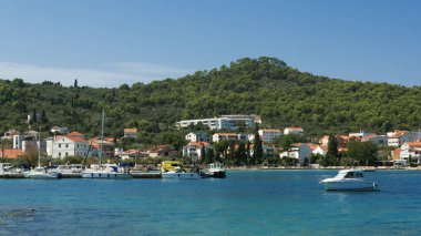 Preko ve kıyı manzarası, Ugljan adası, Galovac adasından Ugljan adası, Hırvatistan 'ın Dalmaçya bölgesinde Preko adası 