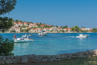 Preko ve kıyı manzarası, Ugljan adası, Galovac adasından Ugljan adası, Hırvatistan 'ın Dalmaçya bölgesinde Preko adası 