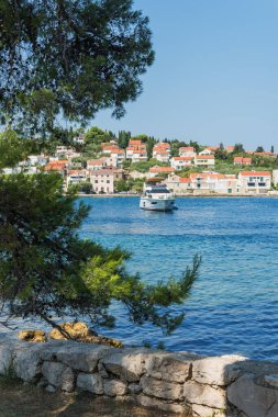 Ugljan adasının turkuaz plajı ve Preko, Dalmaçya, Hırvatistan