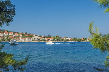Preko ve kıyı manzarası, Ugljan adası, Galovac adasından Ugljan adası, Hırvatistan 'ın Dalmaçya bölgesinde Preko adası 