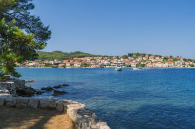 Ugljan adasının turkuaz plajı ve Preko, Dalmaçya, Hırvatistan
