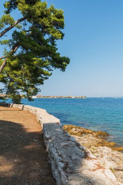 Ugljan adasının turkuaz plajı ve Preko, Dalmaçya, Hırvatistan