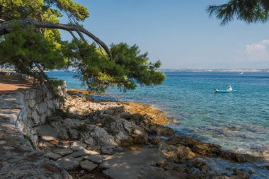  Hırvatistan 'ın Ugljan adası yakınlarındaki Dalmaçya bölgesinde turkuaz deniz manzarası