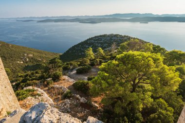 Hırvatistan 'ın Ugljan adasının Preko kentinin üzerindeki tepedeki Aziz Michel kalesinin harabelerinden adalara bak.