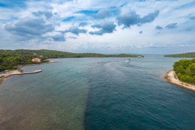 Ugljan Adası Köprüsü - Kornati takımadaları adaları, Zdrelac Köprüsü, Ugljan kıyısı ve Galovac adası panoramik manzarası, Hırvatistan 'ın Dalmaçya bölgesinde Preko