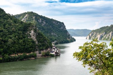  Cerdap ulusal parkı, Tuna Nehri 'nin demir kapısı, Sırp tarafı Sırbistan-Romanya sınırı.. 