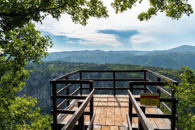  Djerdap Milli Parkı 'ndaki gözlem güvertesi, Tuna Nehri' nin demir kapısı, Sırp tarafı Sırbistan-Romanya sınırı.. 