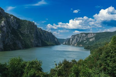Sırbistan-Romanya sınırındaki Cerdap ulusal parkında Tuna Nehri.