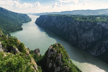 Tuna Nehri 'nin demir kapısı, Sırbistan-Romanya sınırı. Sırp tarafı Cerdap ulusal parkı. 