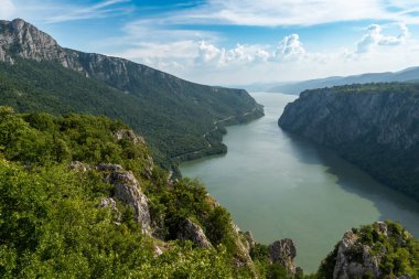 Tuna Nehri 'nin demir kapısı, Sırbistan-Romanya sınırı. Sırp tarafı Cerdap ulusal parkı. 