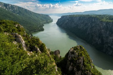 Tuna Nehri 'nin demir kapısı, Sırbistan-Romanya sınırı. Sırp tarafı Cerdap ulusal parkı. 
