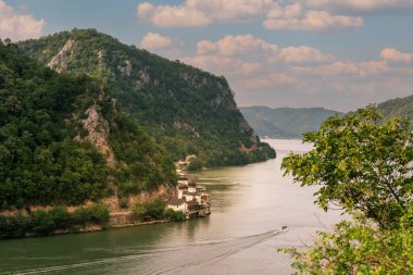 Tuna Nehri 'nin demir kapısı, Sırbistan-Romanya sınırı. Sırp tarafı Cerdap ulusal parkı. 