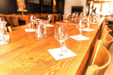 Sırbistan 'ın Novi Sad kentinde güneşli bir sabahta rahat bir açık hava kafesi