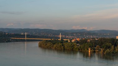 Gündoğumunda Petrovaradin 'den Novi Sad ve Tuna Nehri' nin havadan görünüşü, Voyvodina bölgesi, Novi Sad, Sırbistan