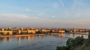 Gündoğumunda Petrovaradin 'den Novi Sad ve Tuna Nehri' nin havadan görünüşü, Voyvodina bölgesi, Novi Sad, Sırbistan