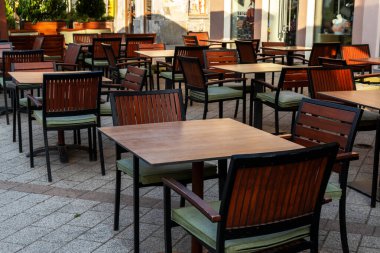 Sırbistan 'ın Novi Sad kentinde güneşli bir sabahta rahat bir açık hava kafesi