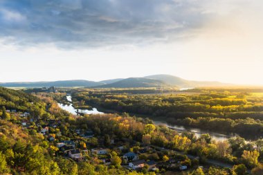 Morava Nehri 'nde güzel bir gün batımı Devin Kalesi, Bratislava, Slovakya