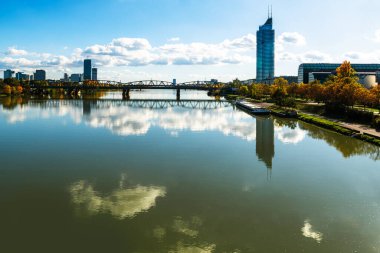 Donaustadt, Avusturya 'nın Viyana eyaletinde yer alan bir şehirdir. Viyana, Avusturya 'da Köprü, gökdelenler ve iş merkezleriyle Tuna Nehri.