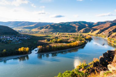 Aşağı Avusturya, Avusturya 'daki Duernstein köyünden günbatımında Tuna Nehri manzarası, Vachau Vadisi (Unesco dünya mirası alanı))