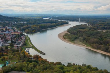 Tuna Nehri, Hainburg yakınlarındaki Donau Nehri an der Donau, güzel sonbahar manzarası, Avusturya