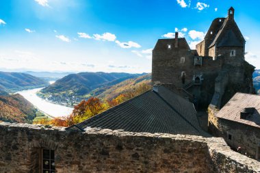 Aggstein kalesi Tuna Nehri 'nin yukarısında Wachau Vadisi, Avusturya