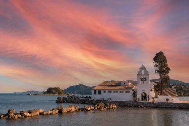 Günbatımında Ortodoks manastırı Vlacherna ve Fare Adası (Pontikonisi), Korfu - Kerkyra. Yunanistan