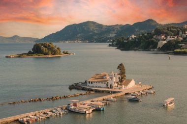 Günbatımında Ortodoks manastırı Vlacherna ve Fare Adası (Pontikonisi), Korfu - Kerkyra. Yunanistan