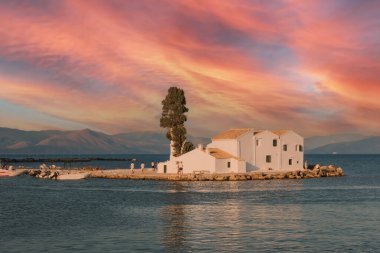 Günbatımında Ortodoks manastırı Vlacherna ve Fare Adası (Pontikonisi), Korfu - Kerkyra. Yunanistan