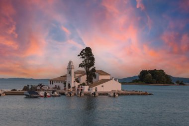 Günbatımında Ortodoks manastırı Vlacherna ve Fare Adası (Pontikonisi), Korfu - Kerkyra. Yunanistan