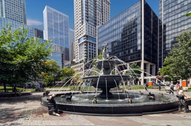 Toronto, Kanada, 5 Ağustos 2022. Köpek parkı, kuleler ve fıskiyeler Front Caddesi 'nde.