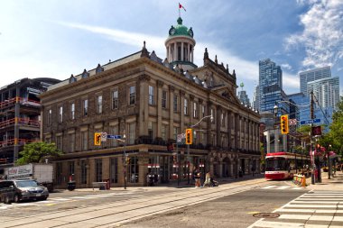 Toronto, Kanada, 5 Ağustos 2022. Geleneksel bina modern bir arka plana karşı - Jarvis Caddesi