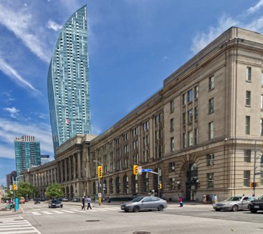 Toronto, Kanada, 5 Ağustos 2022. Front Caddesi 'ndeki geleneksel gümrük binasının arkasındaki yeni apartman..